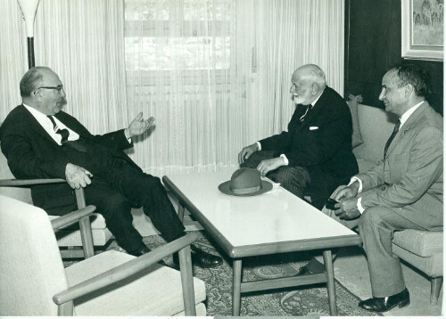 René Cassin en conversation avec deux hommes à Jérusalem en juin 1970